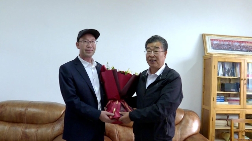 今日动态>政务要闻今年75岁的冯惠东是中学高级教师,东方红中学原校长